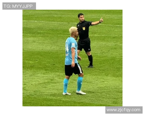 足球明星在比赛中展现卓越防守技巧的精彩瞬间照片集锦